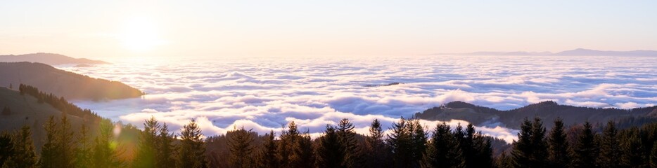 Fototapeta premium Sonnenuntergang Berge Gipfel mit Wolkendecke Panorama