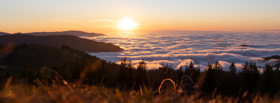 Panorama Sonnenuntergang anschauen Schwarzwald Gipfel mit Wolken
