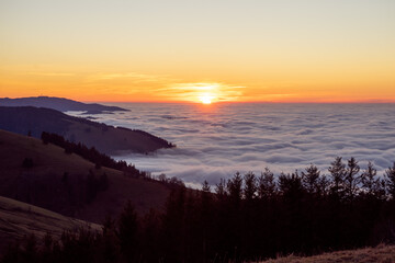 Panorama Sonnenuntergang anschauen Schwarzwald Gipfel mit Wolken