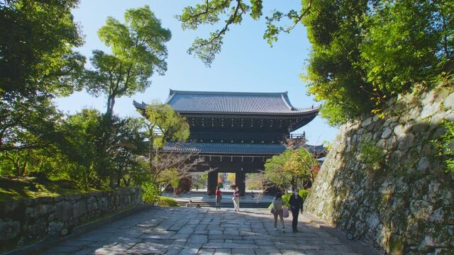 よく晴れた秋の日、知恩院三門　4K UHD