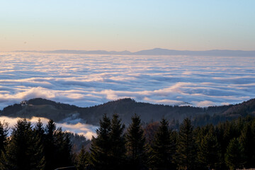 Wolkendecke mit Bergspitzen Schwarzwald