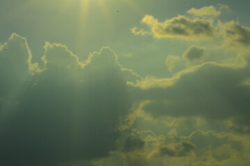 Fototapeta na wymiar hermoso atardecer del sol y preciosas nubes 