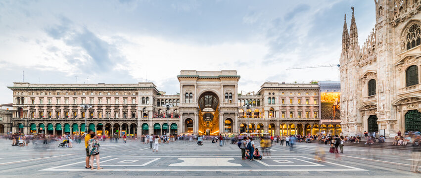 Fototapeta Duomo Square. Duomo di Milano Cathedral and Galleria Vittorio Emanuele II of panoramic view in Duomo Square. Milano, Italy.