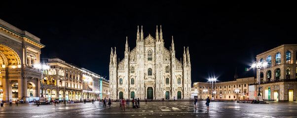 Obraz premium Duomo Square. Duomo di Milano Cathedral and Galleria Vittorio Emanuele II of panoramic view in Duomo Square. Milano, Italy.