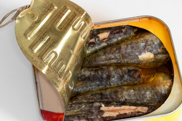 Boîte de sardines ouverte sur fond blanc