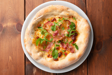 Deliziosa pizza bianca con mozzarella, guanciale e rucola 