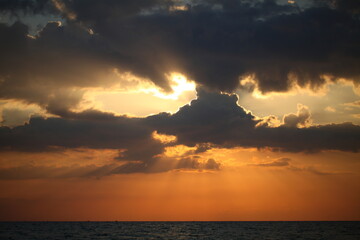 Fototapeta premium evening sky over the ocean overcast with thunderclouds sunset