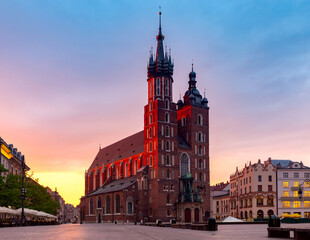 Fototapeta na wymiar Krakow. St. Mary's Church and market square at dawn.