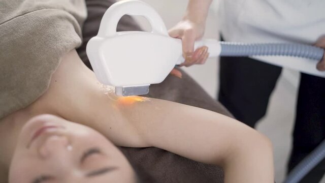 エステサロンで脇の脱毛をする日本人女性