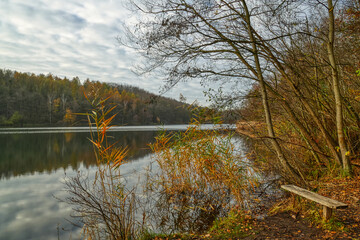 Bank und Aussicht Mittelsee in der Ville-Seenplatte