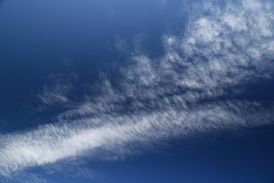 Cirros o nubes altas en cielo azul.