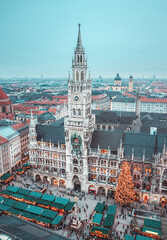 Obraz premium Panorama of Munich. View of the central square, town hall, Christmas market. Snowfall in Munich, Germany. Winter city. Festive mood.