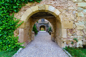 Fototapeta na wymiar Calle y casas antiguas hechas de piedra medieval en el pueblo de Pedraza en Segovia