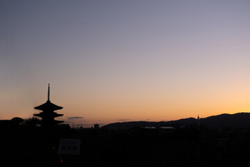Obraz premium 都市景観、高台から夕暮れの京都市街を一望