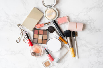 大理石の板に置かれたメイク道具一式