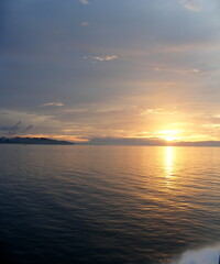 Obraz premium Beautiful sunset at the sea with colourful sky