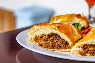 Sanduíche de carne louca