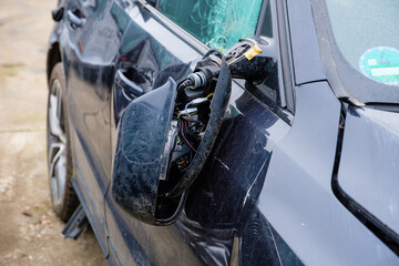 Kaputter abgebrochener Außenspiegel / Seitenspiegel nach einem Autounfall an einem Auto