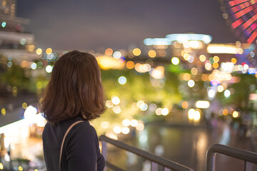 若い女性と綺麗な夜景