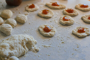 Готовим пирожки с начинкой.