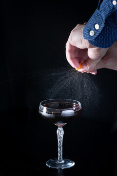Cocktail Manhattan expressing orange 