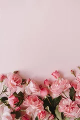 Badezimmer Foto Rückwand Pink rose flowers bouquet on pink background. Flat lay, top view minimal floral composition. © Floral Deco