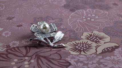 Amazing silvery vintage brooch in the shape of beautiful flower with big pearl and sparkling...