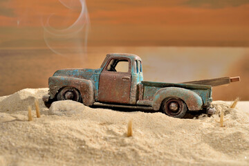 camioneta de juguete envejecida en la playa 