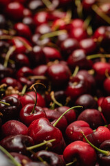 cajón de frutas y verduras naranja zapallito verde banana manzana en verdulería con fondo oscuro córdoba argentina