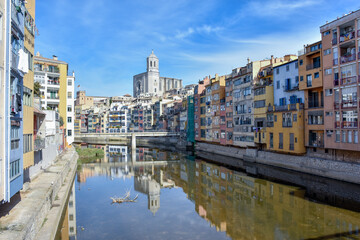 Fototapeta premium Río Onyar en la ciudad de Girona