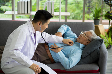 Obraz premium Asian medical doctor with stethoscope diagnosis the senior old patient in clinic hospital. Healthcare and medicine concept.. virus pandemic infection concept. 