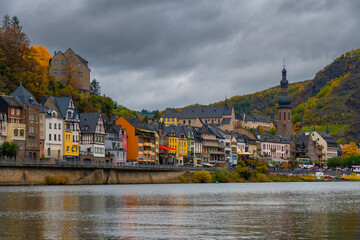 Obraz premium Cochem, eine Perle an der Mosel in Deutschland im Herbst 2020
