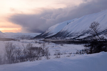 Obraz premium Anochecer , hora dorada en las montañas nevadas cercanas a Tromso, Nordland , Noruega