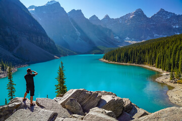 Moraine Lake Rockpile Trail in summer sunny day morning, Tourists taking pictures on the beautiful scenery. Banff National Park, Canadian Rockies, Alberta, Canada. - obrazy, fototapety, plakaty