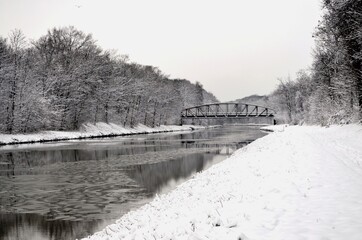 Winterlandschaft mit Br&uuml;cke
