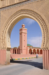 Arco y mezquita en el pueblo de Rissani en el sur de Marruecos