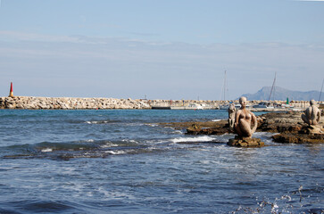 Der Strand von Can Picaford mit kristallklarem Wasser auf der Ballearen Insel Mallorca.  Mallorca, Spanien, Europa.
Can Picafort beach with crystal clear water on the Ballearen island of Mallorca. 