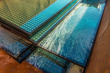 Obraz premium Flachglas im Wertstoff Container