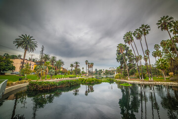 Obraz premium Echo Park lake in downtown Los Angeles under an overcast sk