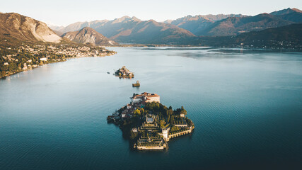 Vista aerea delle Isole Borromee sul lago Maggiore all'alba