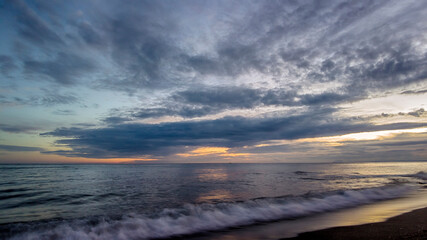 Fototapeta premium bonito amanecer en una playa de Marbella, Andalucía