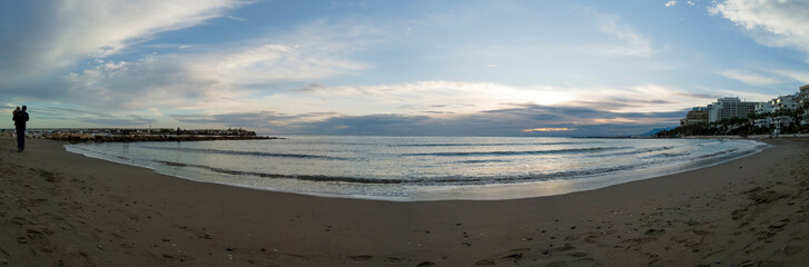 vista de la playa de la Bajadilla en el municipio de Marbella, Andalucía