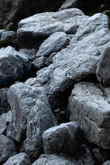 Leicht mit Schnee oder Raureif Eiskristallen bedeckte graue Felsbrocken als Hintergrund