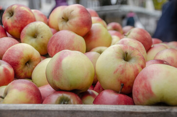 Äpfel in der Kiste auf einen wochenmarkt