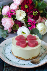 Obraz na płótnie Canvas Cheesecake with matcha tea and jelly hearts