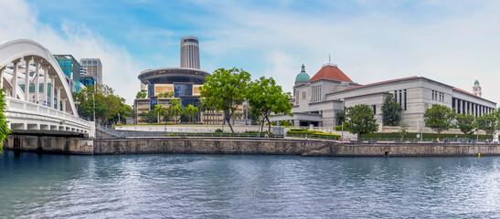 Obraz premium A view across the Singapore river beside the Anderson bridge in Singapore, Asia