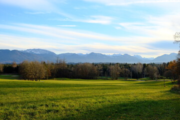 Fototapeta na wymiar Blick über den Golfplatz von Beuerberg in Richtung Alpen