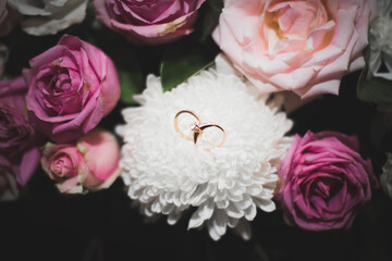 bouquet of roses with wedding rings - var 1