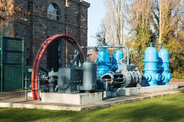 Fototapeta na wymiar Denkmal einer Dampfmaschine vor dem Wasserkraftwerk in Mülheim an der Ruhr