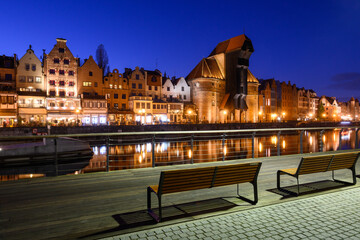Obraz premium Promenade at Motlawa River with famous historic port crane at night. Poland, Europe.